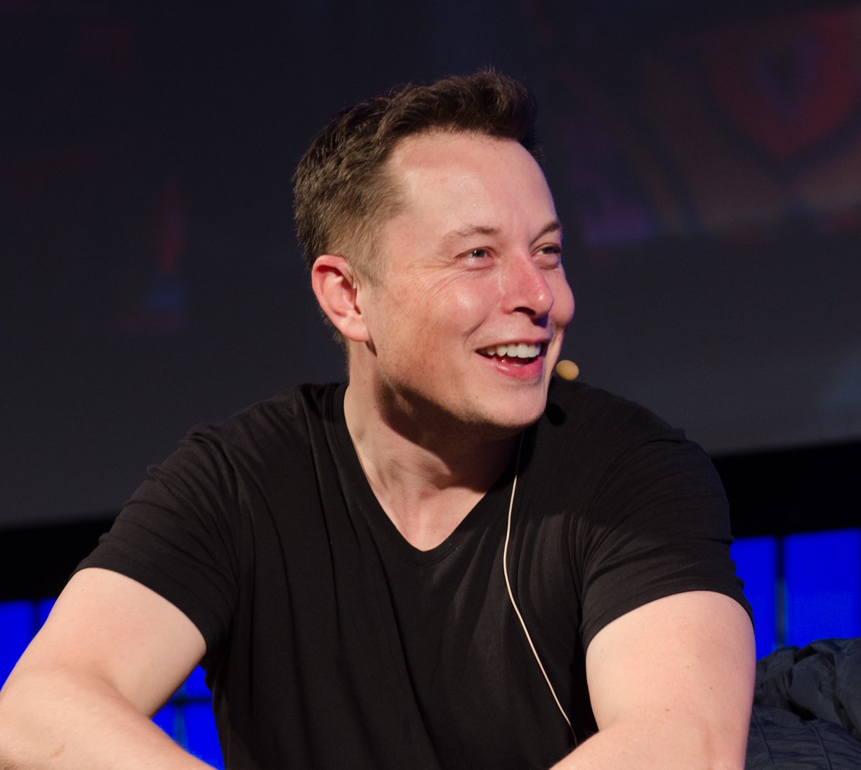 Elon Musk em uma camisa preta