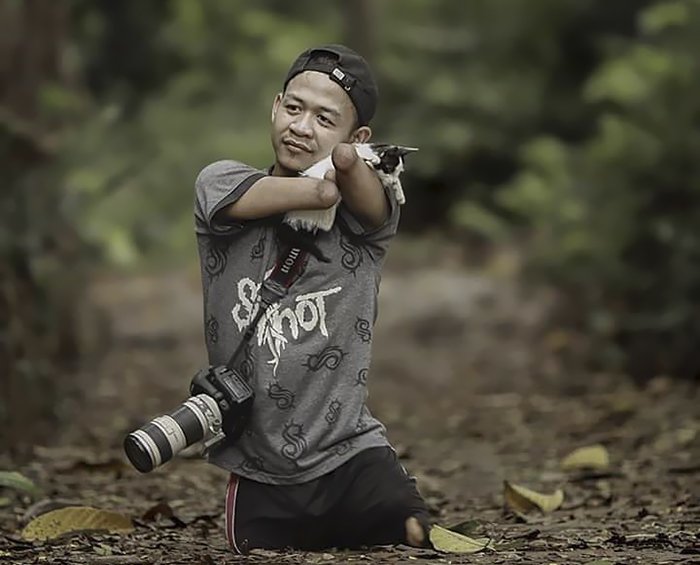 Conheça o trabalho do fotógrafo que não tem mãos nem pernas