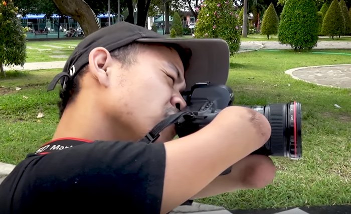 Conheça o trabalho do fotógrafo que não tem mãos nem pernas