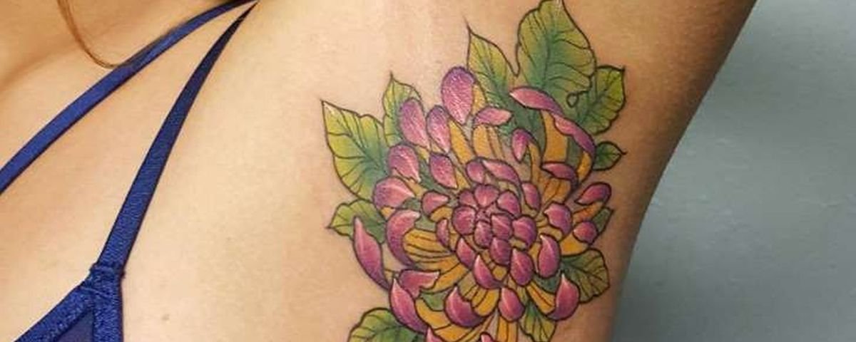 A tatuagem de uma mulher com câncer da mama que se tornou viral na internet  - BBC News Brasil