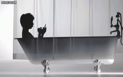 Celular na banheira