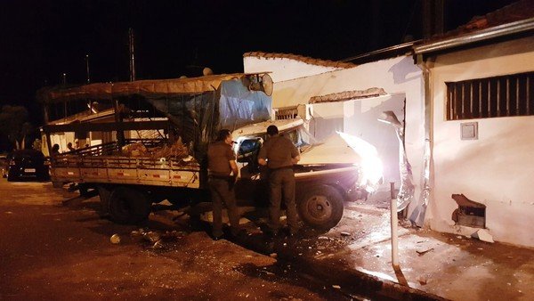 Maluco invade casa com caminhão depois de “ser ofendido” em rede social