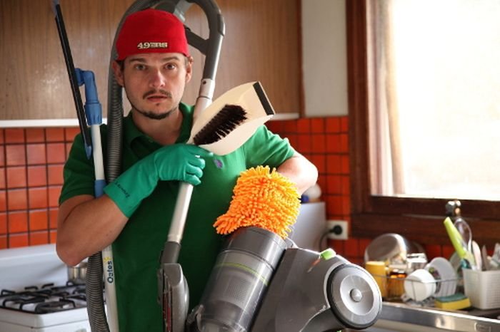 Homem limpando a casa