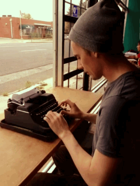 Rapaz em máquina de escrever