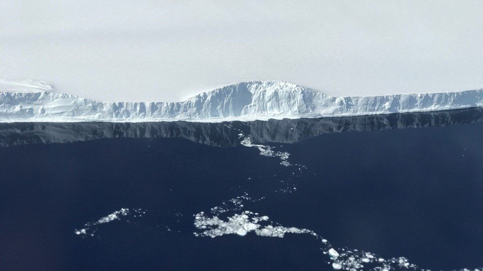 Iceberg gigante que se desprendeu promove espetáculo gelado na Antártida