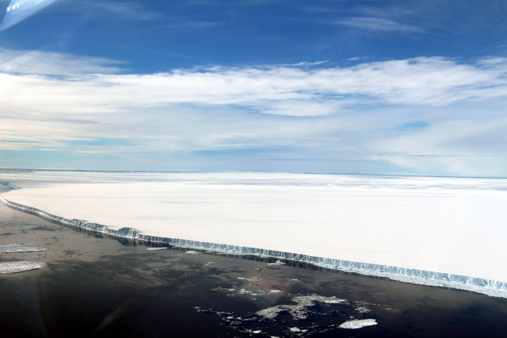 Iceberg gigante que se desprendeu promove espetáculo gelado na Antártida