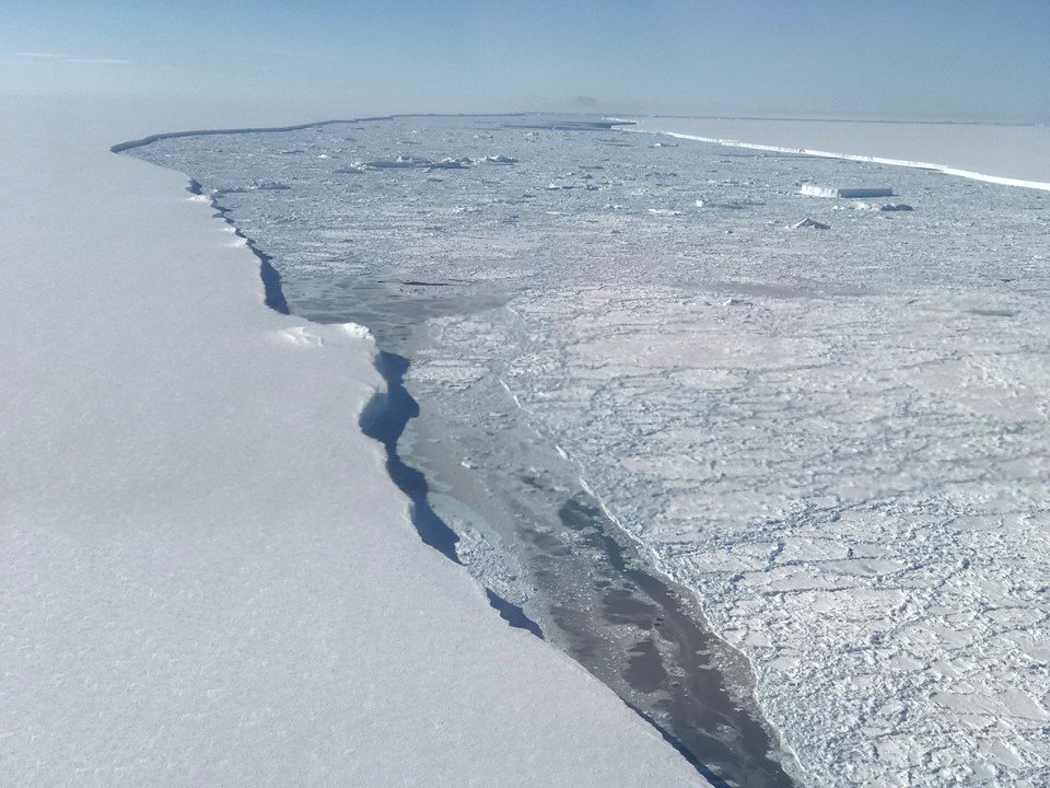 Iceberg gigante que se desprendeu promove espetáculo gelado na Antártida