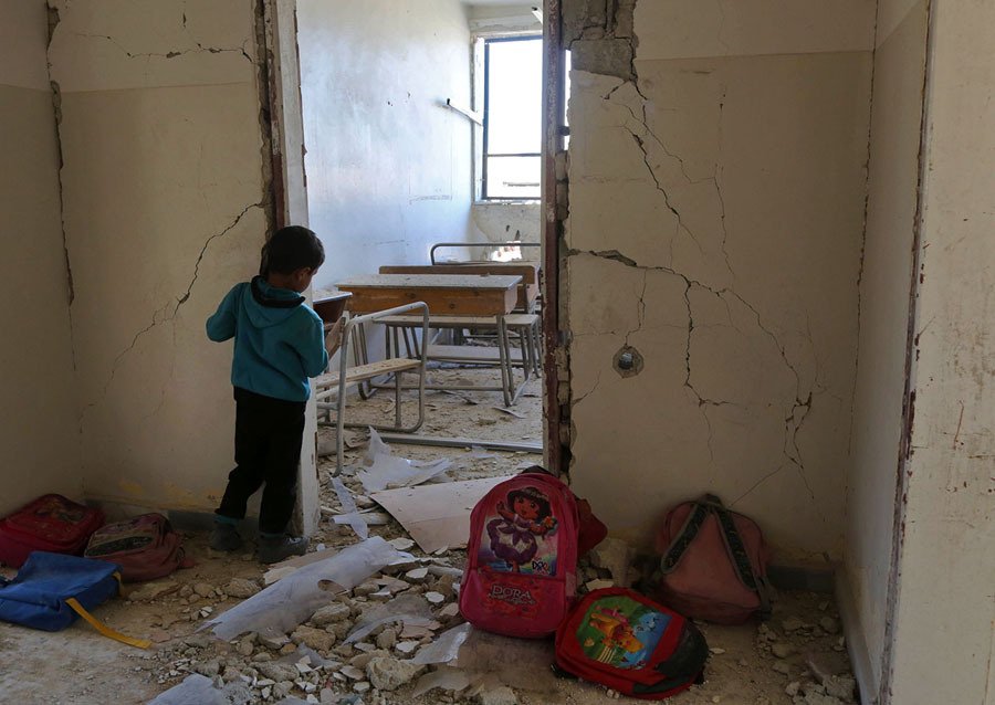 Menino em escola síria