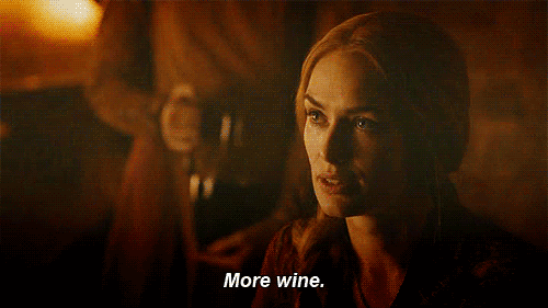 Cersei Lannister bebendo vinho