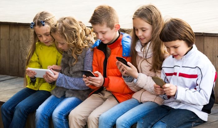 crianças com smartphones