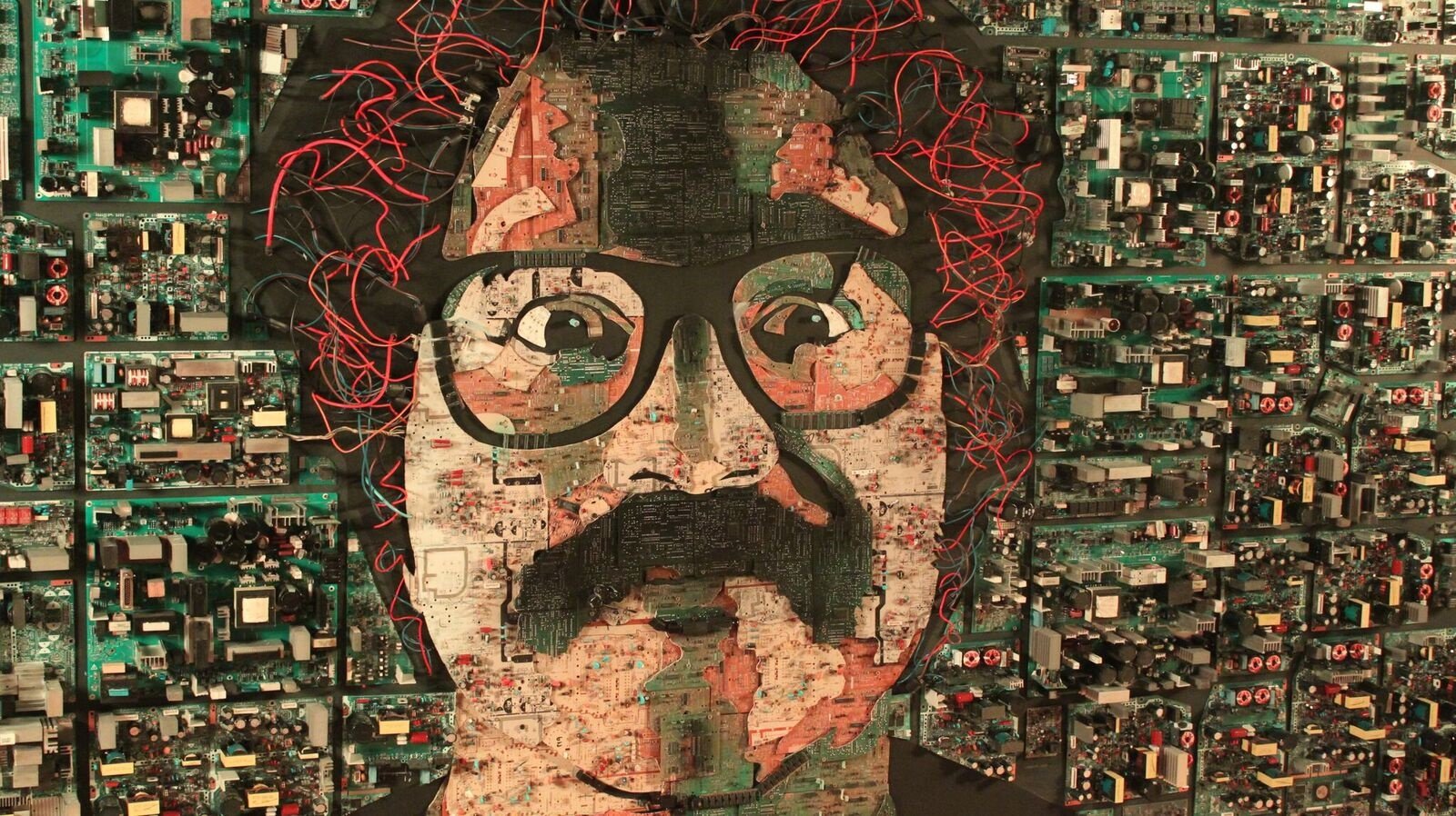 Artista cria obras com lixo eletrônico