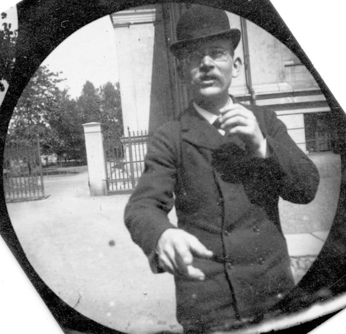 Veja as fotos tiradas pelo homem que usava uma câmera escondida em 1890