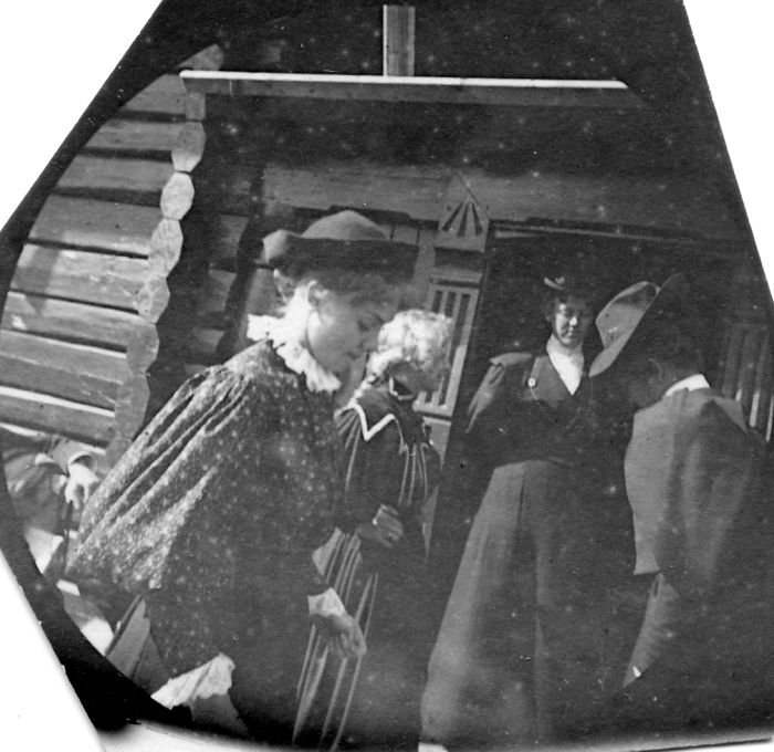 Veja as fotos tiradas pelo homem que usava uma câmera escondida em 1890