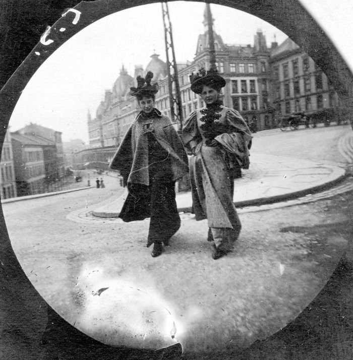 Veja as fotos tiradas pelo homem que usava uma câmera escondida em 1890