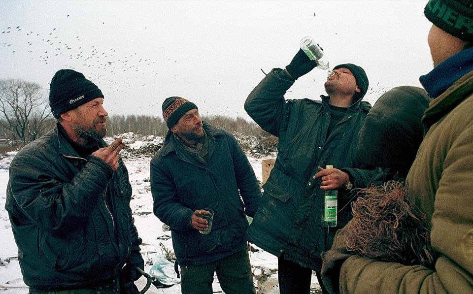Russos bebendo vodka