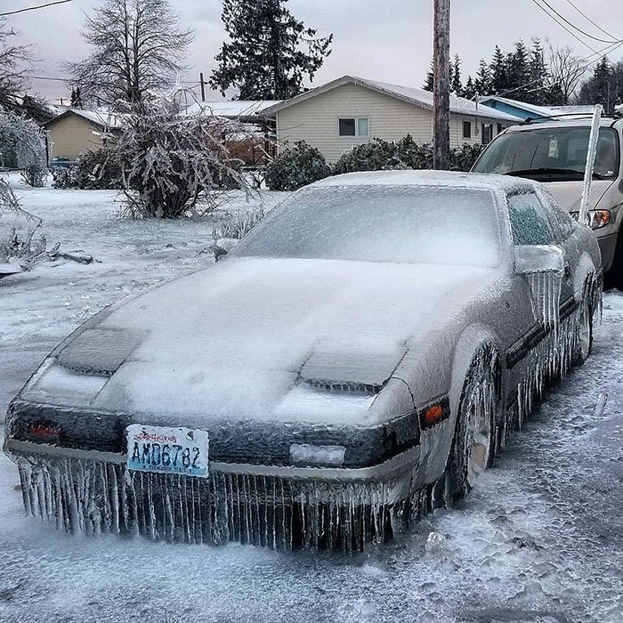 Carro coberto de gelo