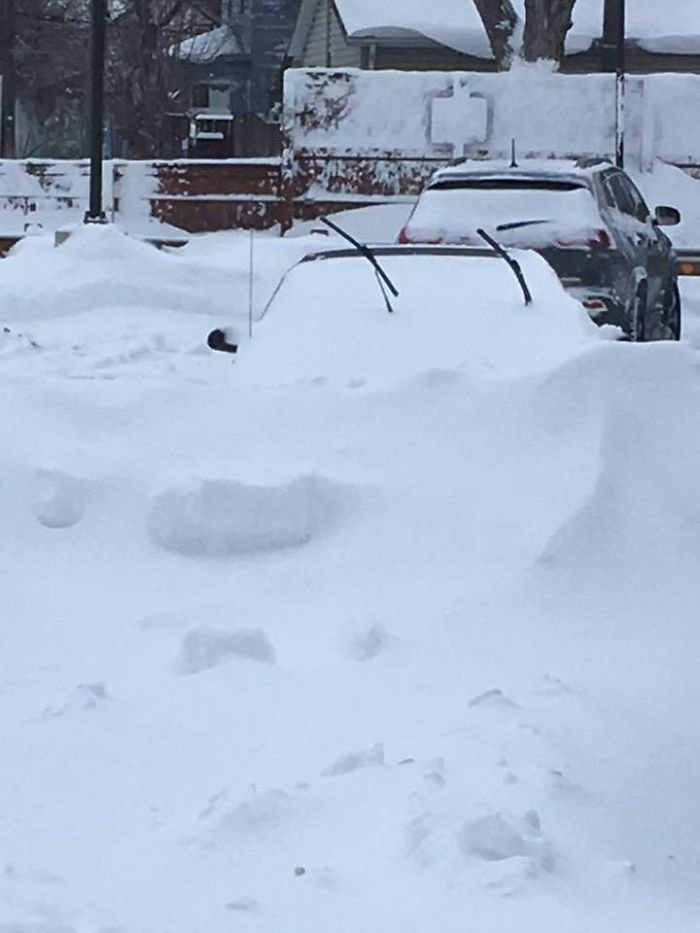 Carro soterrado sob a neve