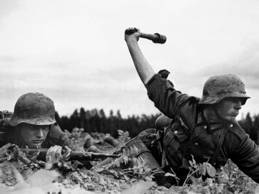 Soldado lançando granada