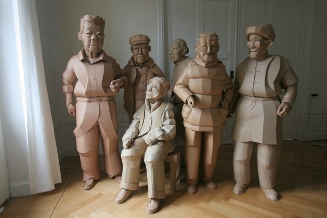 O artista que criou esculturas de cada um dos moradores da aldeia dos avós
