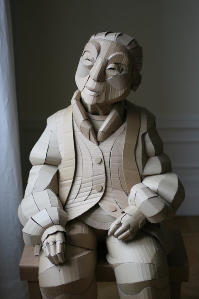 O artista que criou esculturas de cada um dos moradores da aldeia dos avós