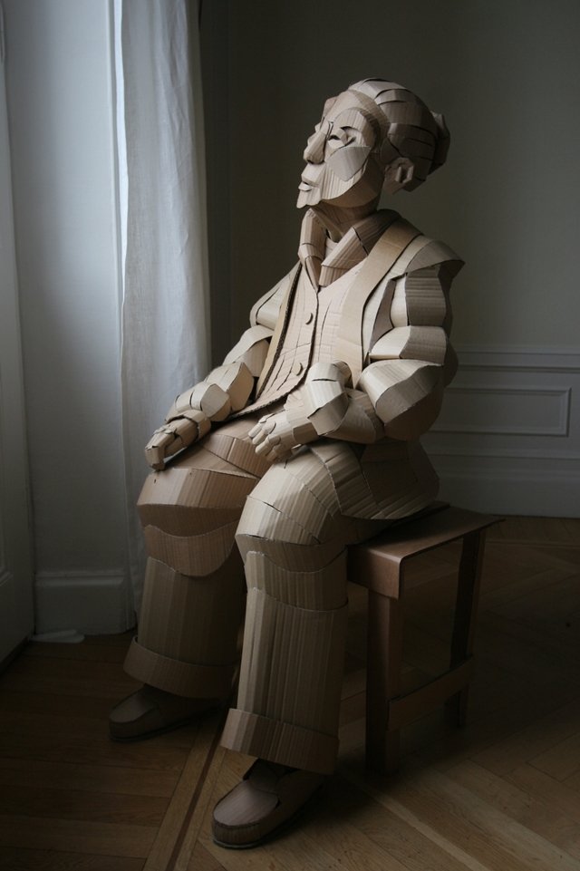 O artista que criou esculturas de cada um dos moradores da aldeia dos avós