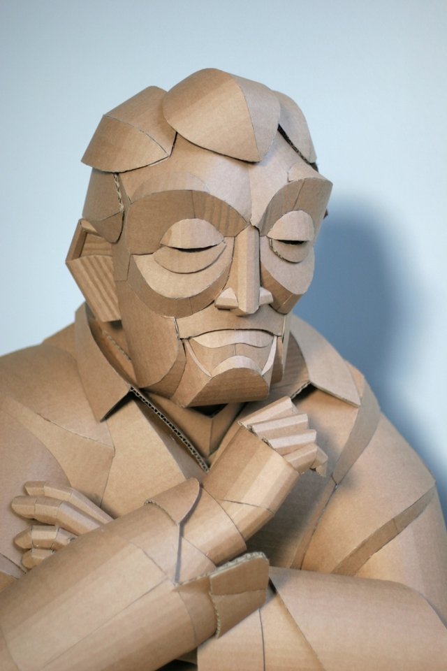 O artista que criou esculturas de cada um dos moradores da aldeia dos avós