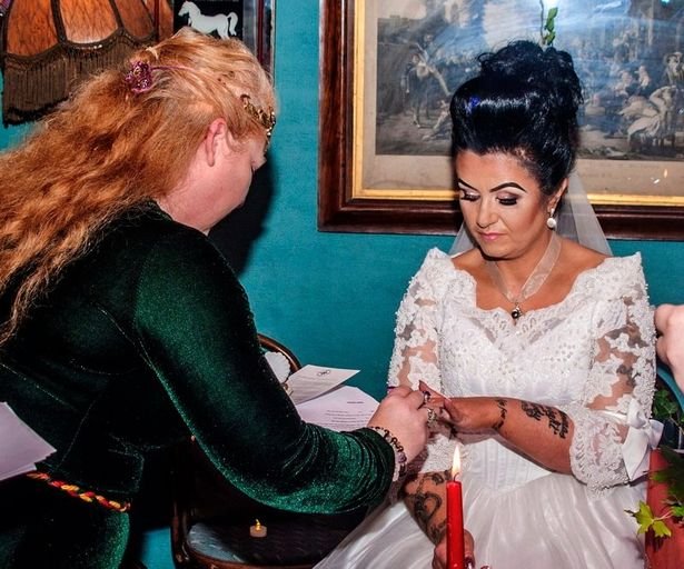 Até que a morte os una? Mulher se casa com fantasma – veja fotos do enlace