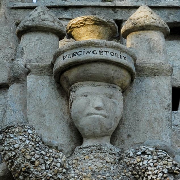 O palácio feito por um carteiro com pedras que encontrou em seu itinerário