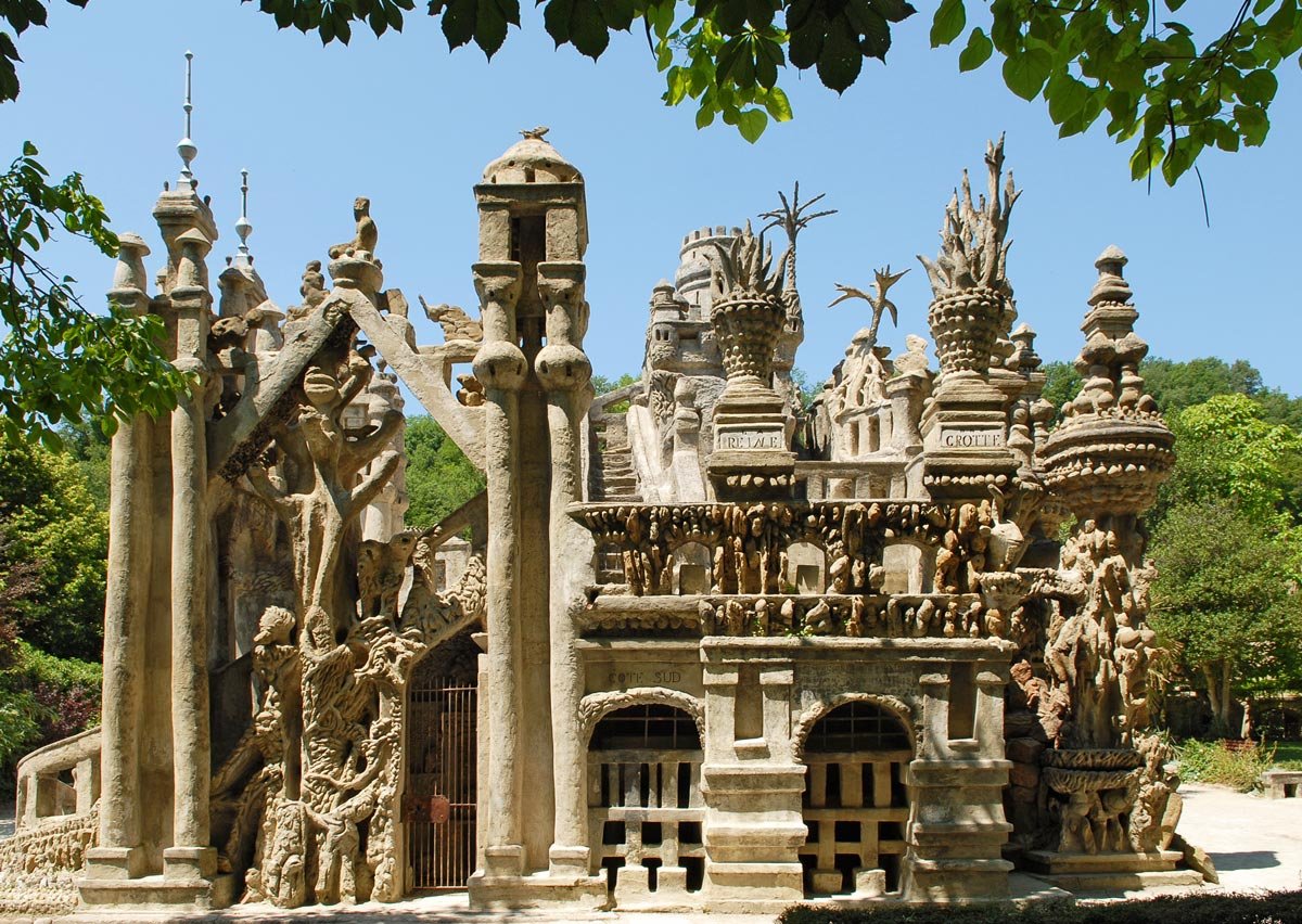 O palácio feito por um carteiro com pedras que encontrou em seu itinerário