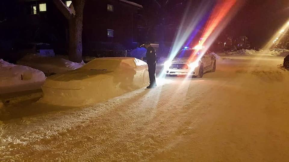 Policial junto a carro de neve