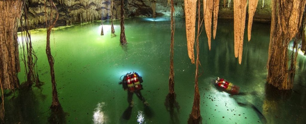 Caverna inundada no México