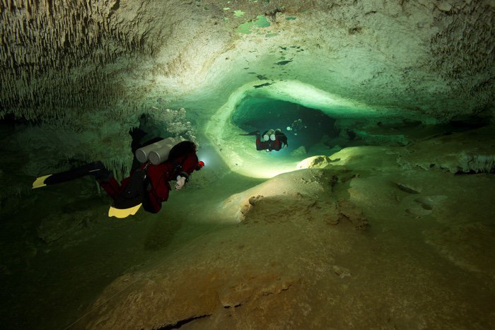 Mergulhador em túnel submerso