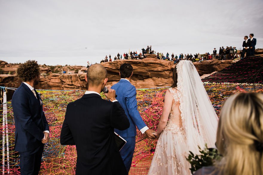 Veja fotos de um casamento feito entre duas montanhas, a 120m do chão
