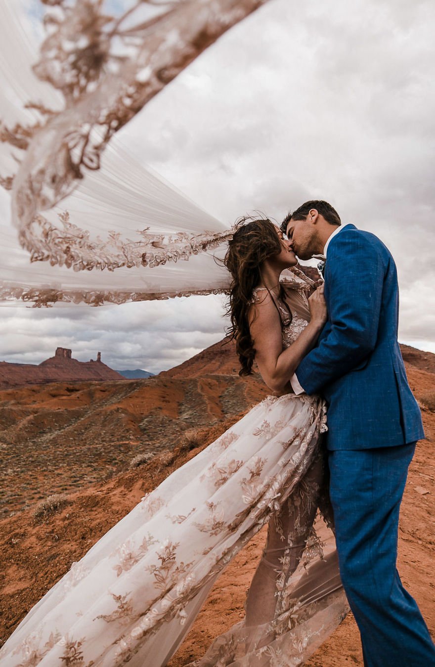 Veja fotos de um casamento feito entre duas montanhas, a 120m do chão