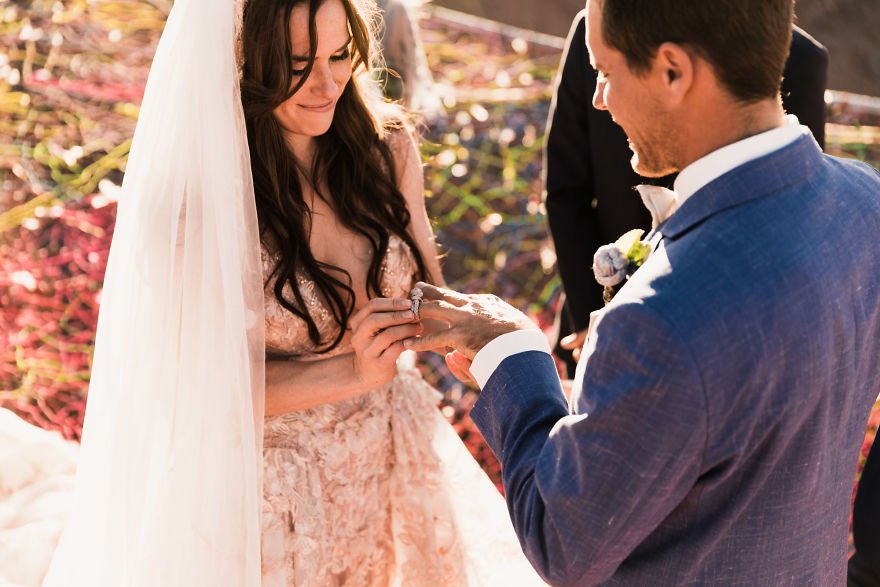 Veja fotos de um casamento feito entre duas montanhas, a 120m do chão