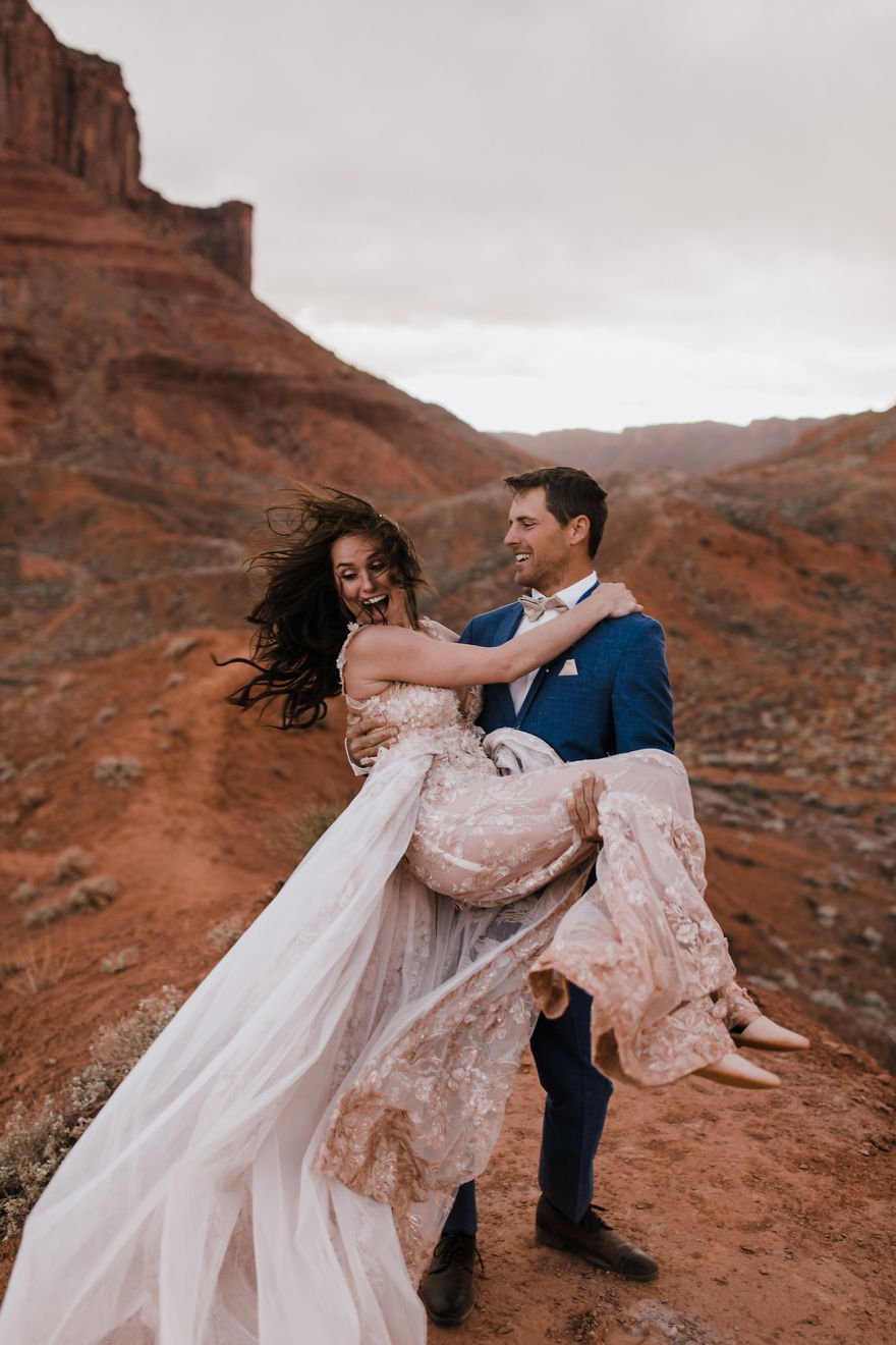 Veja fotos de um casamento feito entre duas montanhas, a 120m do chão
