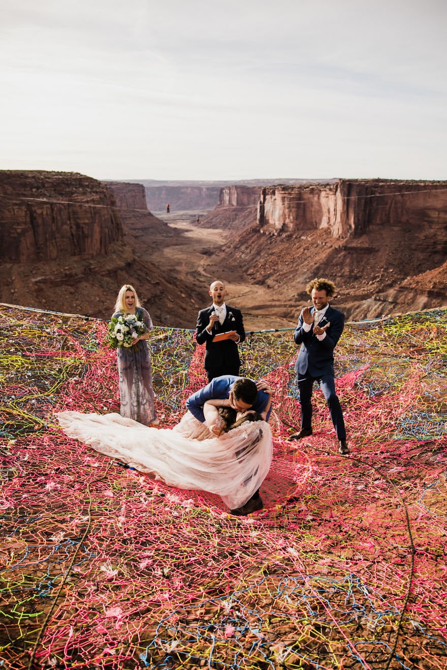 Veja fotos de um casamento feito entre duas montanhas, a 120m do chão