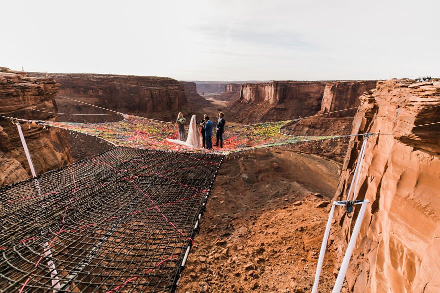Veja fotos de um casamento feito entre duas montanhas, a 120m do chão