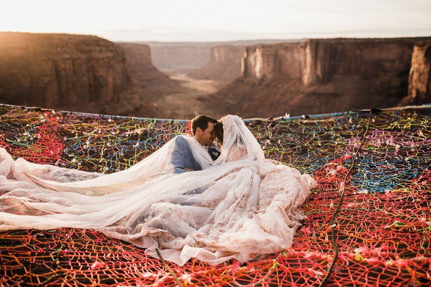 Veja fotos de um casamento feito entre duas montanhas, a 120m do chão