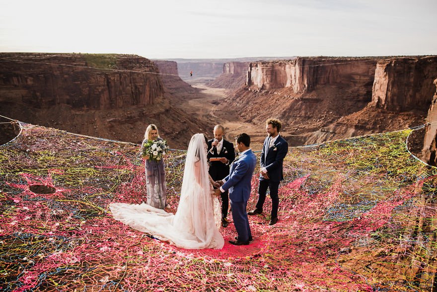 Veja fotos de um casamento feito entre duas montanhas, a 120m do chão