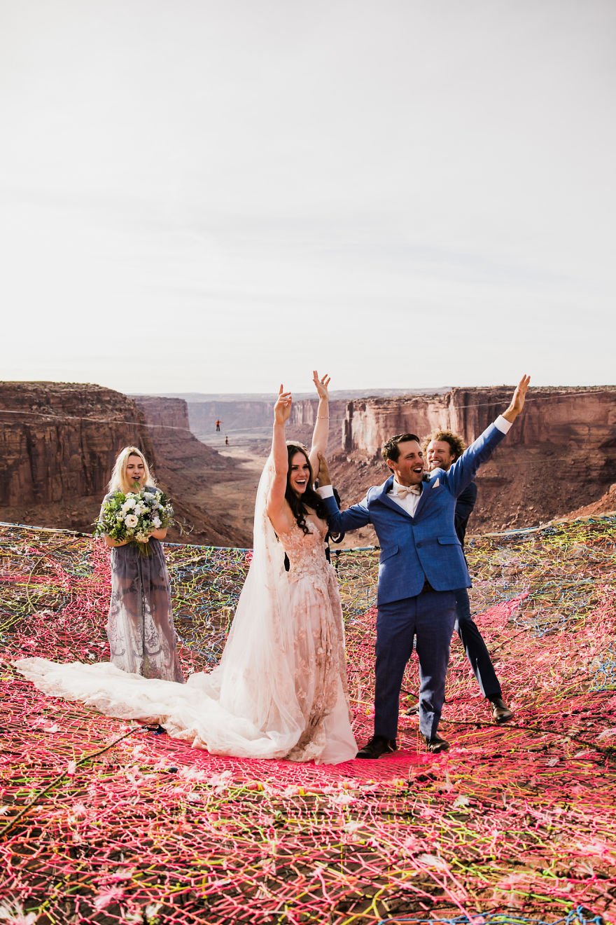 Veja fotos de um casamento feito entre duas montanhas, a 120m do chão