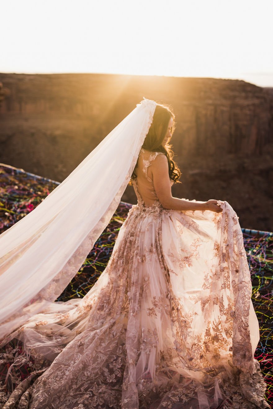 Veja fotos de um casamento feito entre duas montanhas, a 120m do chão
