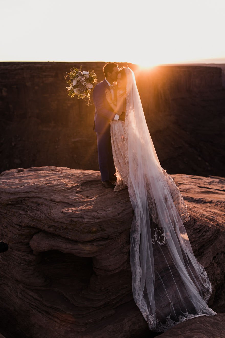 Veja fotos de um casamento feito entre duas montanhas, a 120m do chão
