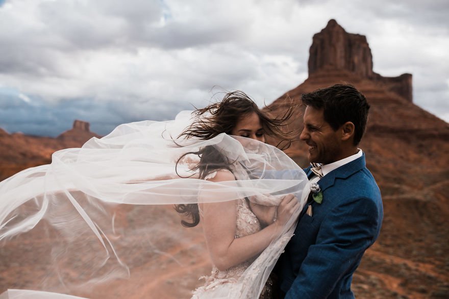 Veja fotos de um casamento feito entre duas montanhas, a 120m do chão