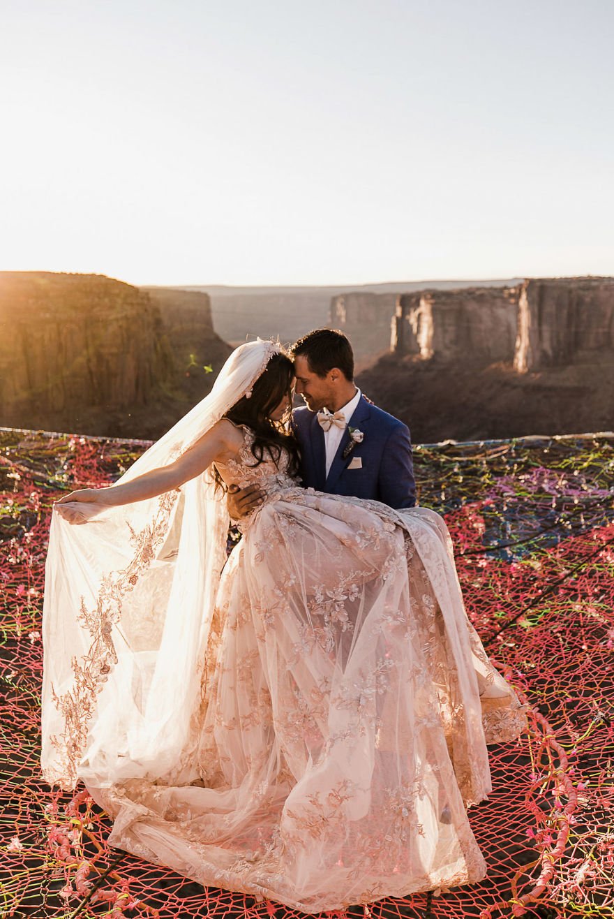 Veja fotos de um casamento feito entre duas montanhas, a 120m do chão