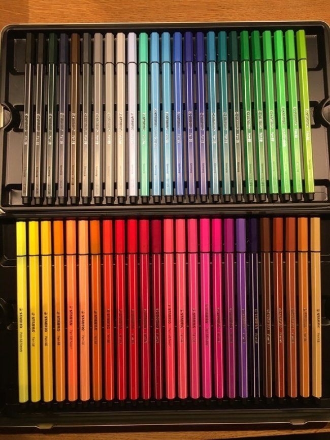 caixa de canetinhas coloridas