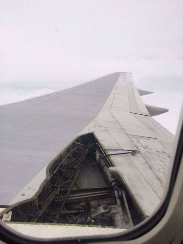 Asa de avião danificada