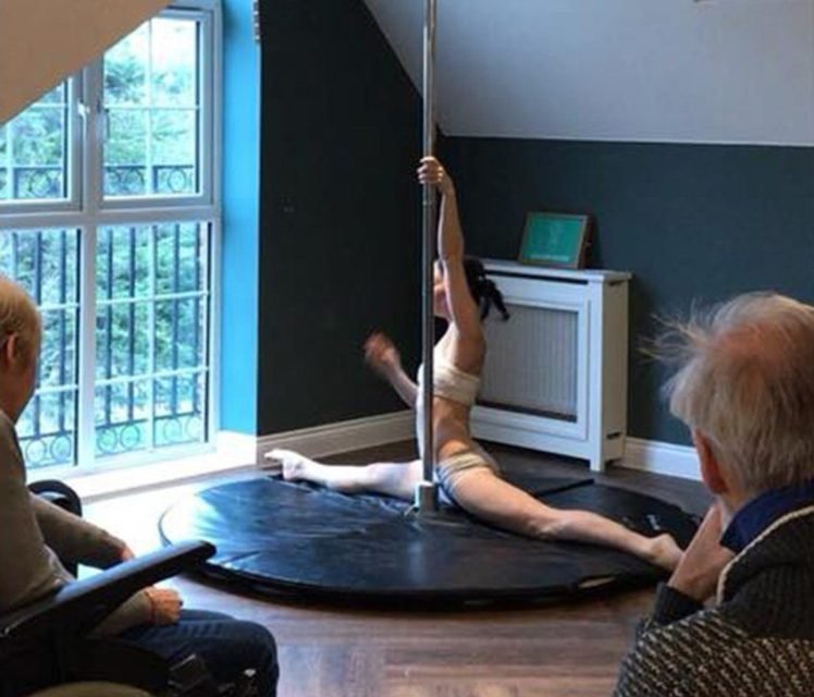 Casa de repouso contrata dançarinas de pole dance para entreter idosos
