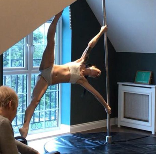 Casa de repouso contrata dançarinas de pole dance para entreter idosos
