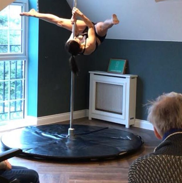 Casa de repouso contrata dançarinas de pole dance para entreter idosos